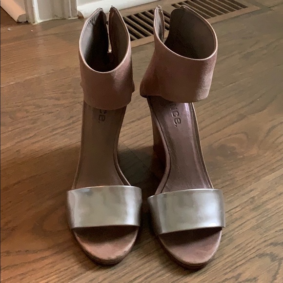 Size 6 1/2 Vince wedges.  Great condition - Picture 1 of 4